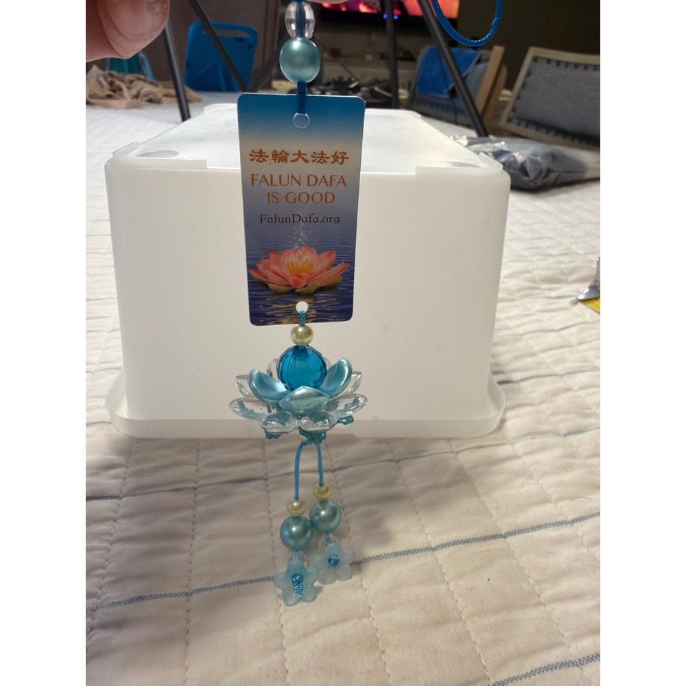 Falun Dafa Lotus Flower Ornament Blue Truthfulness Compassion Forbearance